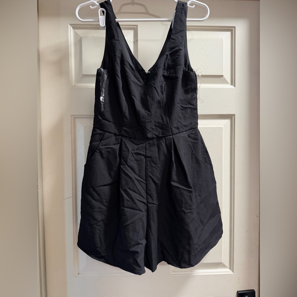 Francesca’s collection Black V-Neck Sleeveless Romper